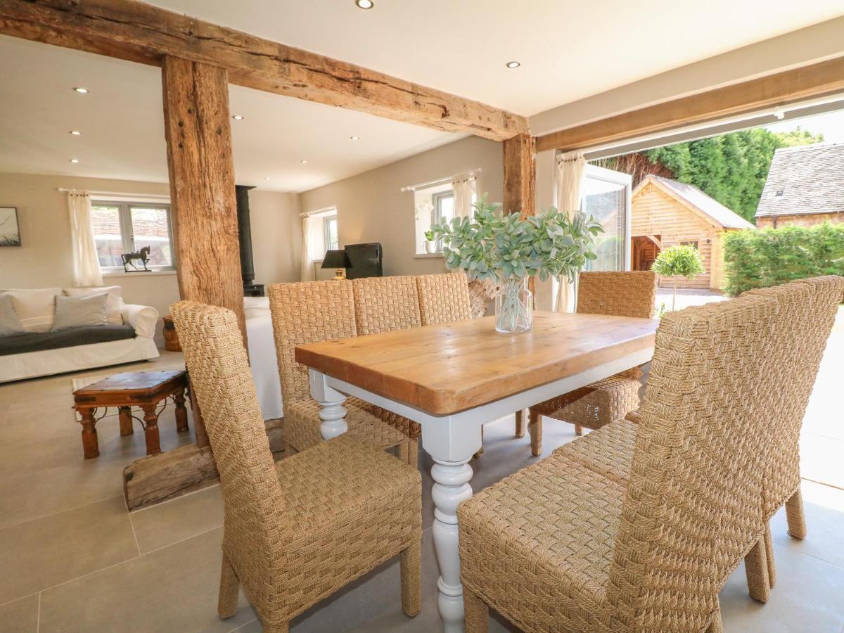 Upper Barn Villa สแตฟฟอร์ด ภายนอก รูปภาพ