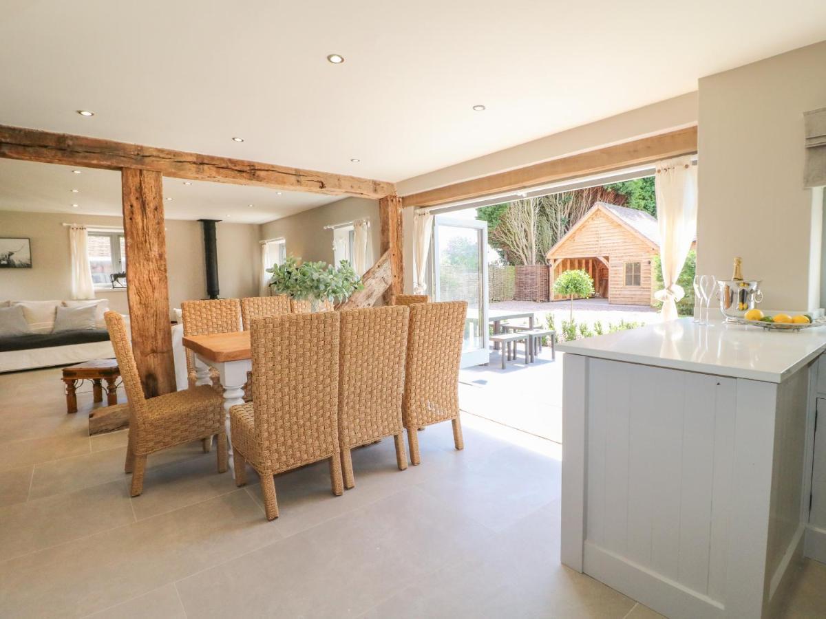 Upper Barn Villa สแตฟฟอร์ด ภายนอก รูปภาพ